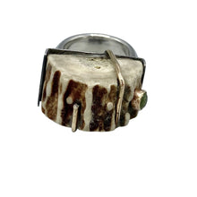 Load image into Gallery viewer, Antler_ring_with_peridot_2_1
